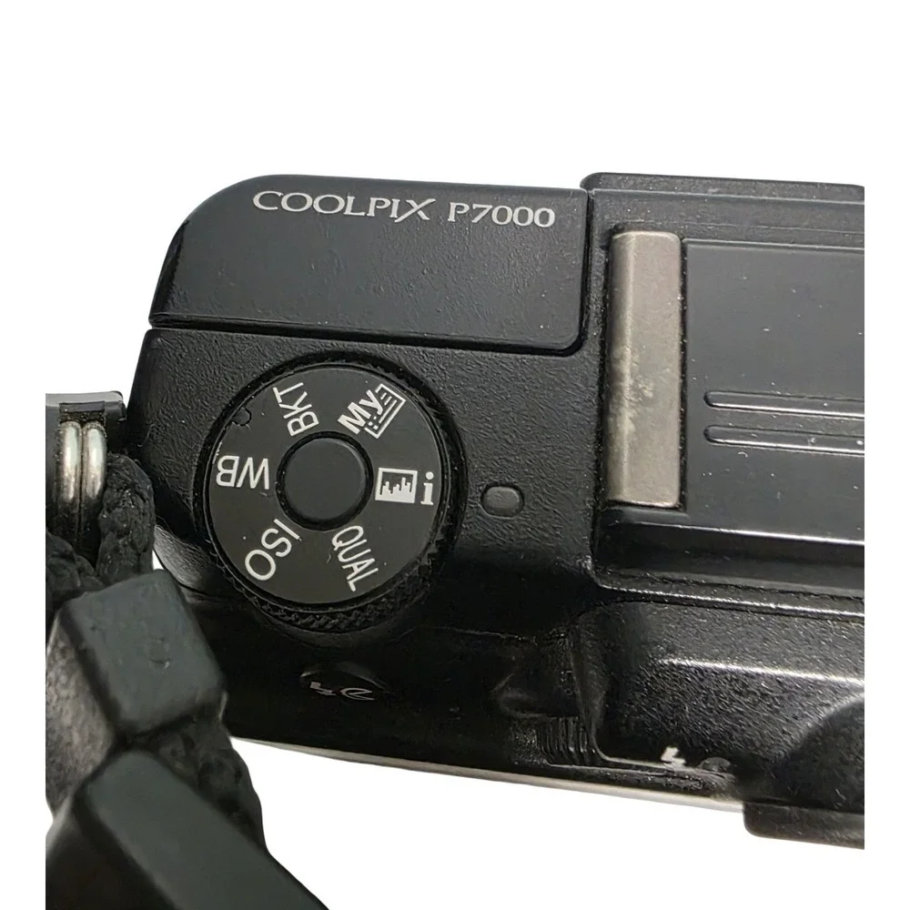 Nikon COOLPIX P7000 10.1MP Digital Camera - Black Charger Cable 16GB SD Card